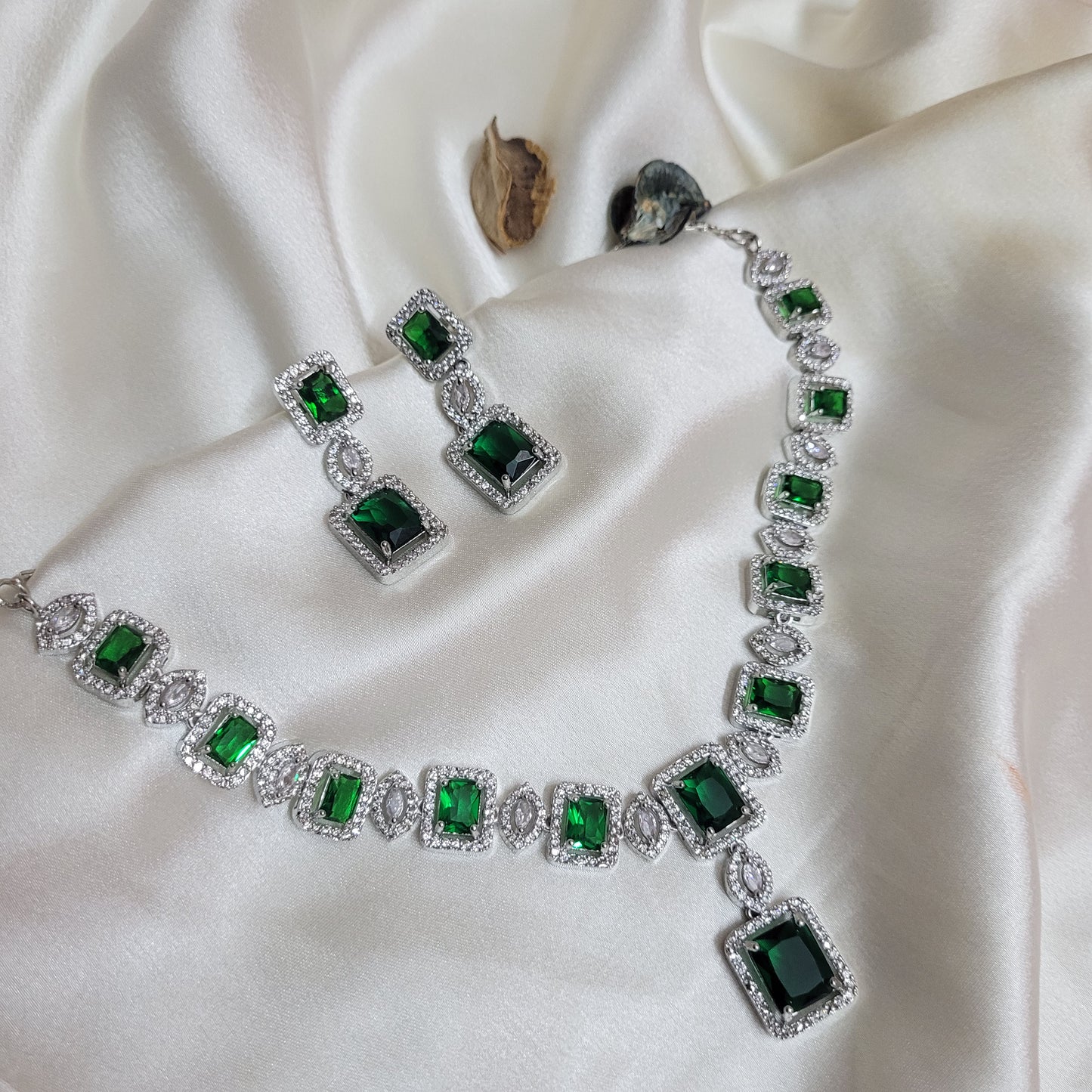 Emerald Amyra Necklace set