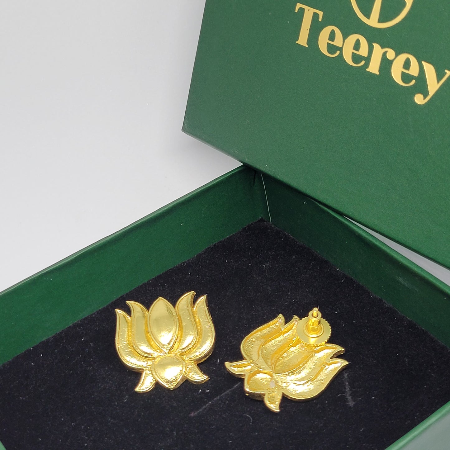 Glam Lotus Gold earrings