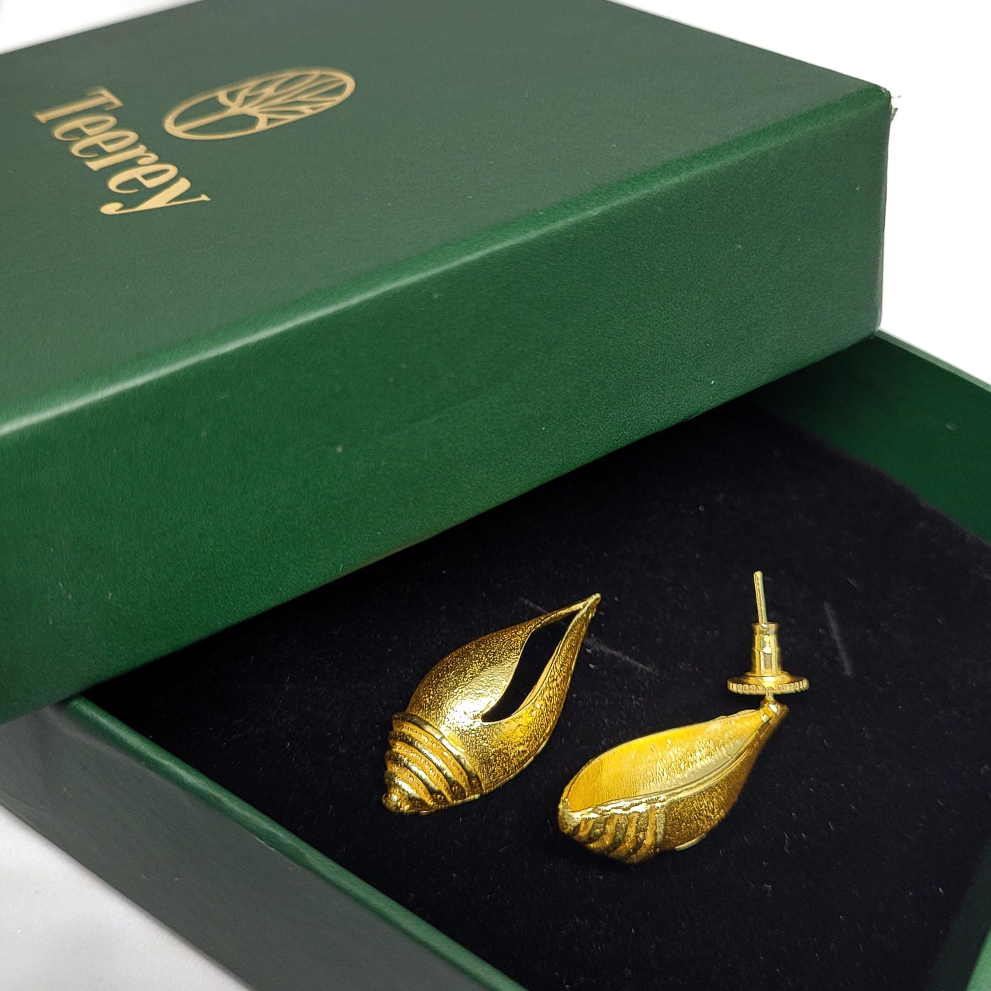 Glam SeaShell Gold Earrings